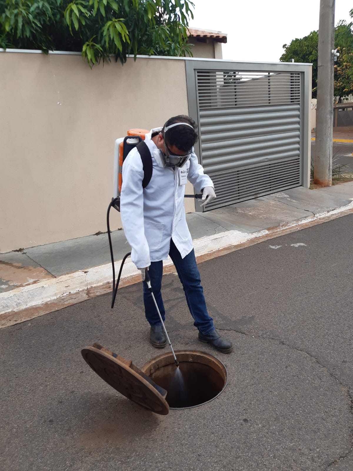 Profissional de dedetização executando serviço